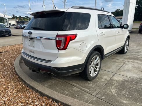 Used 2018 Ford Explorer XLT w/ Equipment Group 202A FWD image 5