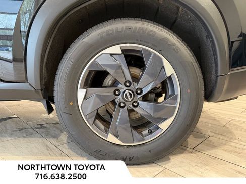 Used 2024 Nissan Rogue SV AWD/4WD image 8