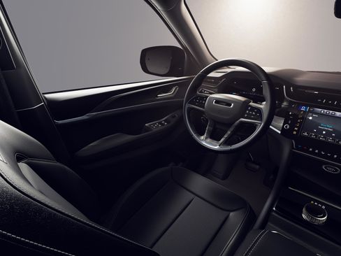 New 2026 Jeep Grand Cherokee Altitude image 8