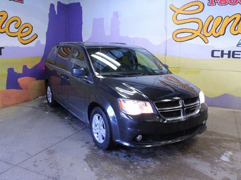 Used 2018 Dodge Grand Caravan SXT image 2