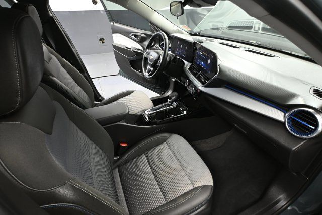 Used 2025 Chevrolet Trax LT w/ Driver Confidence Package FWD image 39
