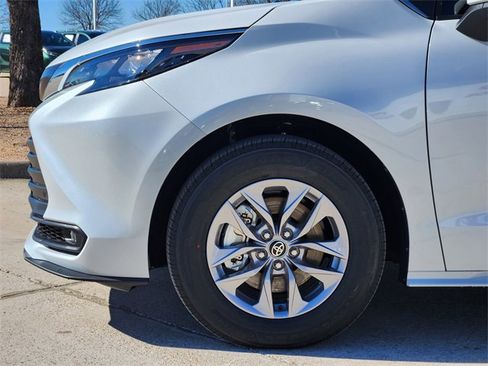 New 2026 Toyota Sienna XLE image 5