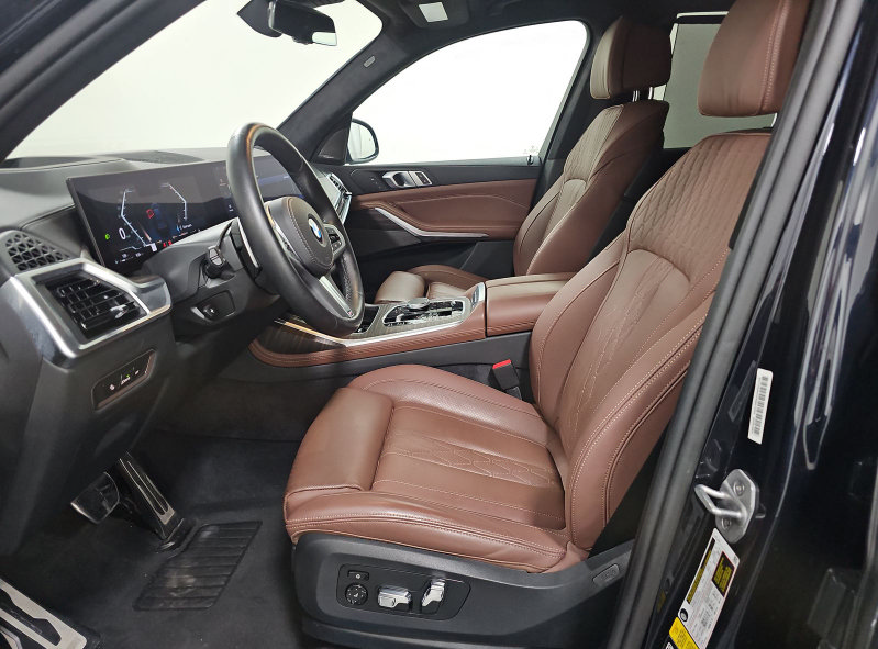 Used 2024 BMW X7 xDrive40i w/ M Sport Package AWD/4WD image 4