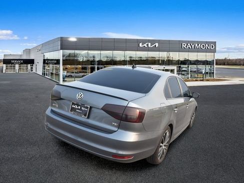 Used 2015 Volkswagen Jetta Sport FWD image 3