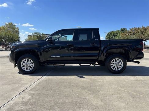 Used 2025 Toyota Tacoma SR5 image 2