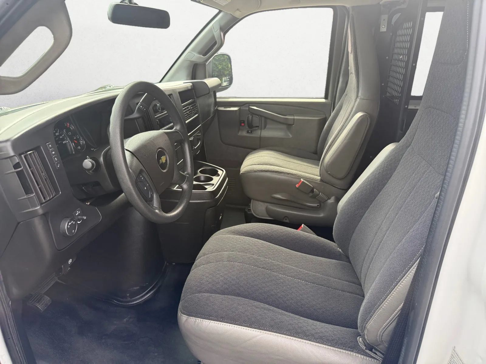 Used 2018 Chevrolet Express 2500 w/ Driver Convenience Package RWD image 11