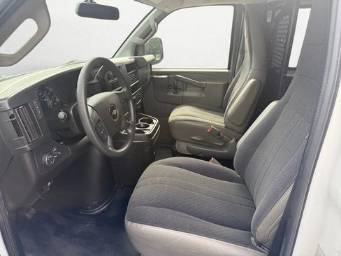 Used 2018 Chevrolet Express 2500 w/ Driver Convenience Package RWD image 11