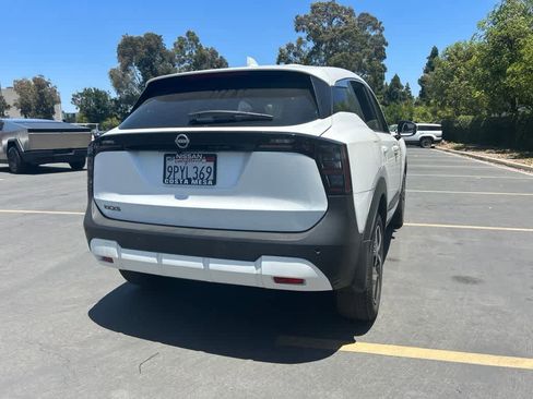 Used 2025 Nissan Kicks SV FWD image 3