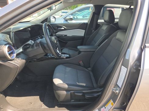 Used 2025 Chevrolet Trax LT w/ LT Convenience Package FWD image 3