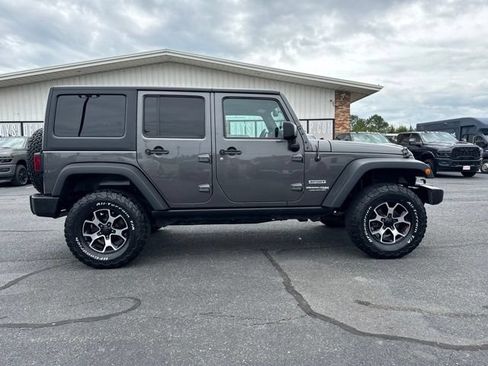Used 2018 Jeep Wrangler Unlimited Sport S AWD/4WD image 7