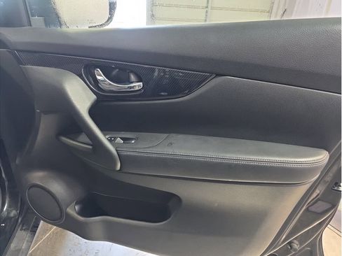 Used 2017 Nissan Rogue SL image 17