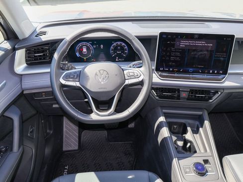 Used 2025 Volkswagen Tiguan SE image 19