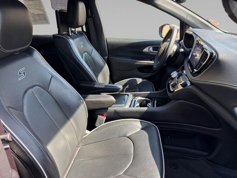 Certified 2022 Chrysler Pacifica Limited w/ Uconnect Theater Family Group AWD/4WD image 17