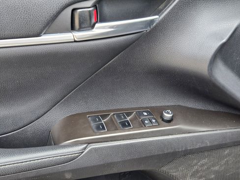 Used 2022 Toyota Camry XSE FWD image 11