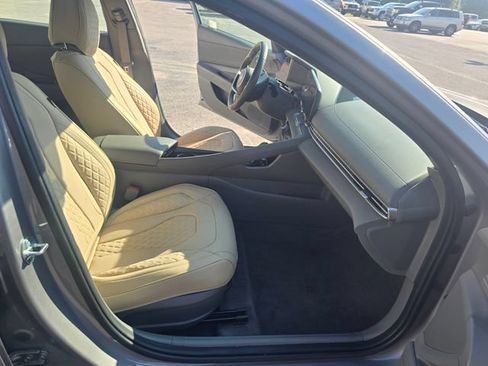 Used 2025 Hyundai Elantra SEL FWD image 39