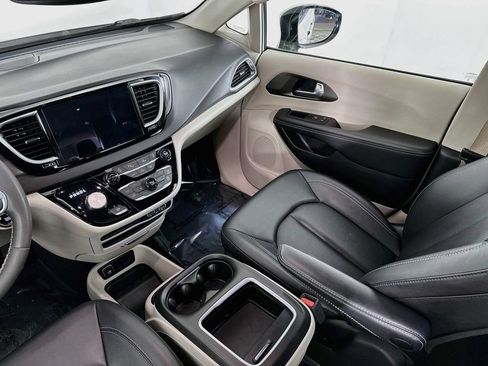 Certified 2024 Chrysler Pacifica Touring-L FWD image 33