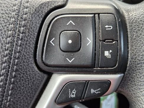 Used 2019 Toyota Highlander LE FWD image 25