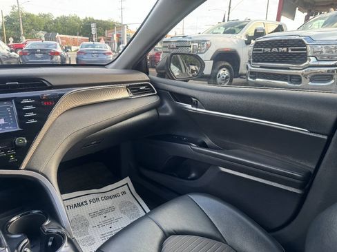 Used 2019 Toyota Camry SE FWD image 13