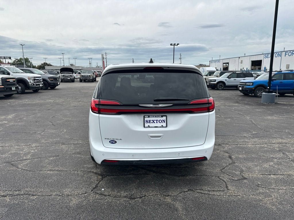 Used 2025 Chrysler Pacifica Select FWD image 6