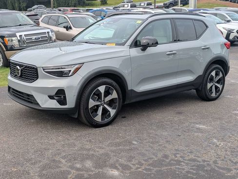 Used 2026 Volvo XC40 B5 Plus AWD/4WD image 2