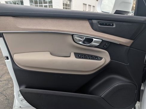 Used 2025 Volvo XC90 B6 Plus image 11