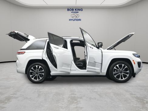 Used 2023 Jeep Grand Cherokee Overland w/ Luxury Tech Group IV AWD/4WD image 36
