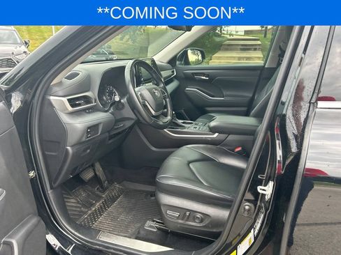 Used 2022 Toyota Highlander XLE AWD/4WD image 10