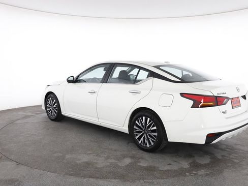 Used 2025 Nissan Altima 2.5 SV FWD image 9