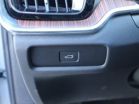 Used 2025 Volvo V60 B5 Cross Country Plus image 16