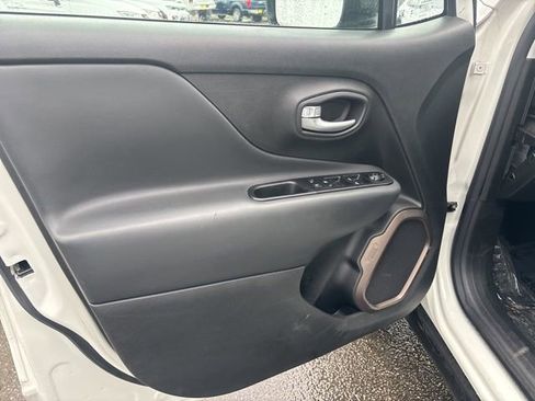 Used 2023 Jeep Renegade Latitude AWD/4WD image 16