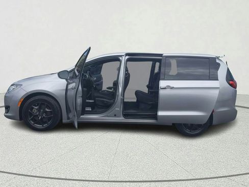 Used 2018 Chrysler Pacifica Touring Plus w/ S Appearance Package image 11