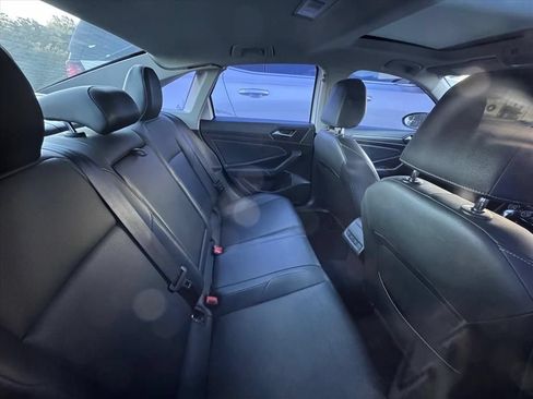 Used 2019 Volkswagen Jetta SEL w/ Cold Weather Package FWD image 4