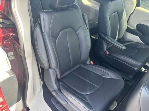 Used 2023 Chrysler Pacifica Touring-L FWD image 22
