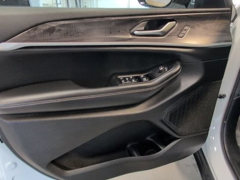 Used 2023 Jeep Grand Cherokee Limited AWD/4WD image 14