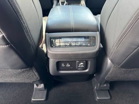 Used 2025 Nissan Pathfinder Platinum AWD/4WD image 13