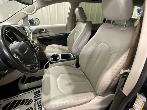 Used 2021 Chrysler Pacifica Touring-L image 10