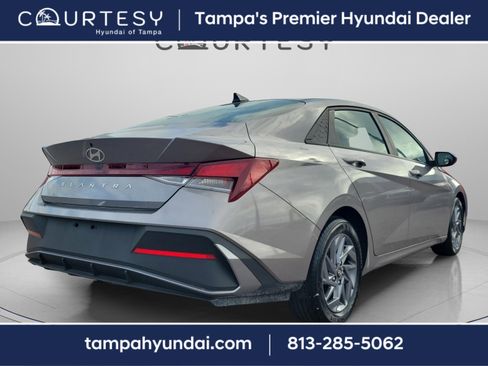 Used 2024 Hyundai Elantra SEL image 3