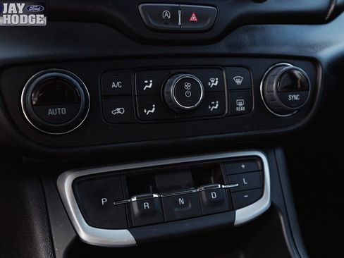 Used 2024 GMC Terrain SLT image 28