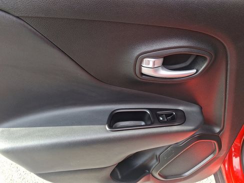 Certified 2023 Jeep Renegade Latitude image 19