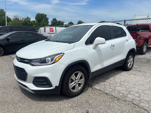 Used 2020 Chevrolet Trax LT w/ LT Convenience Package FWD image 2