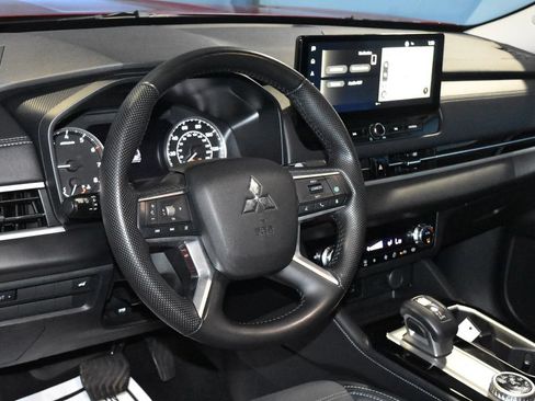 Used 2025 Mitsubishi Outlander SE AWD/4WD image 2