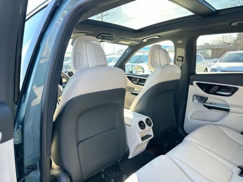 Used 2025 Mercedes-Benz GLC 300 4MATIC image 23