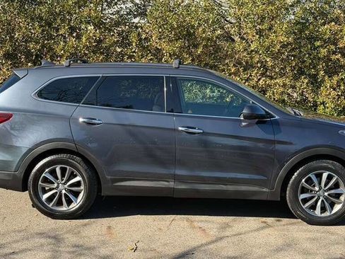 Used 2017 Hyundai Santa Fe SE image 7
