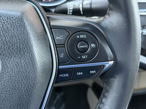 Used 2018 Toyota Camry XLE image 33