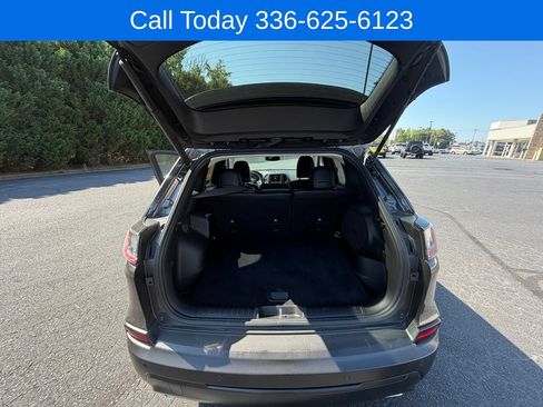 Used 2021 Jeep Cherokee Latitude Lux w/ Sun & Sound Group AWD/4WD image 34