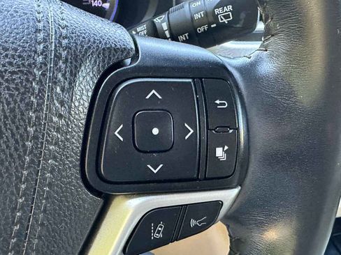 Used 2019 Toyota Highlander XLE image 24