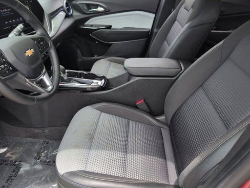 Used 2025 Chevrolet Trax LT w/ LT Convenience Package FWD image 24