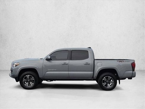 Used 2018 Toyota Tacoma TRD Sport image 9