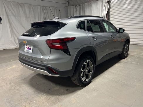 Used 2025 Chevrolet Trax LT w/ LT Convenience Package image 7