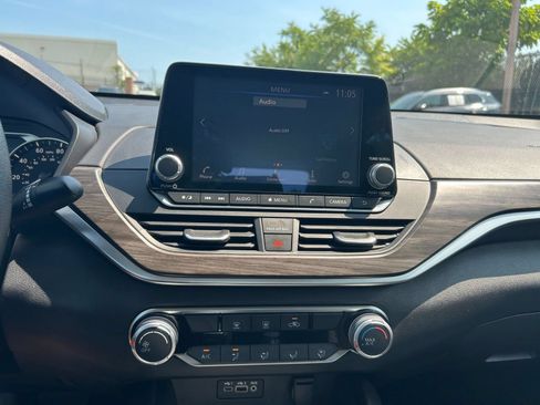 Used 2025 Nissan Altima 2.5 SV FWD image 14